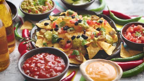 Mexikanische-Mais-Nacho-Würzchips,-Serviert-Mit-Geschmolzenem-Käse