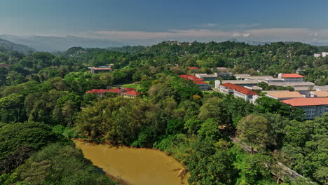 Peradeniya-Sri-Lanka-Antena-V4-Establecimiento-De-Un-Sobrevuelo-Con-Drones-Sobre-El-Río-Mahaweli-Capturando-El-Terreno-Del-Campus-Universitario,-Suburbios-De-Kandy-Con-Casas-Residenciales-En-Las-Laderas---Filmado-Con-Cine-Mavic-3---Abril-De-2023