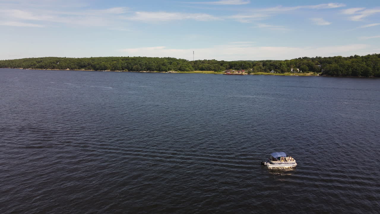 imágenes aéreas de embarcaciones de recreo en el río