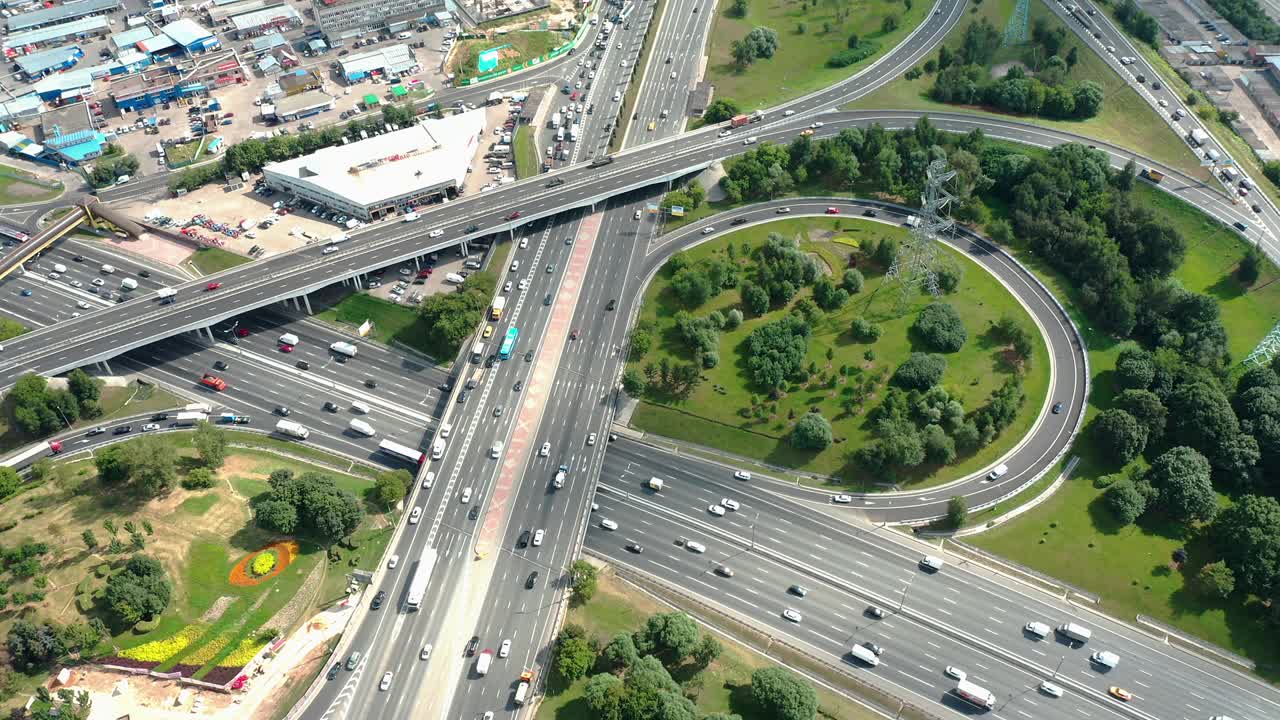 고속도로 교차로와 교차로의 움직이는 항공 시각