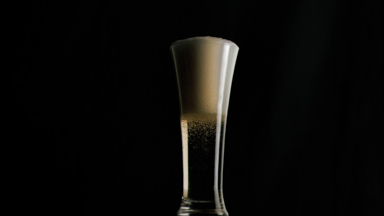 슈퍼 슬로 모션으로 맥주 한 잔