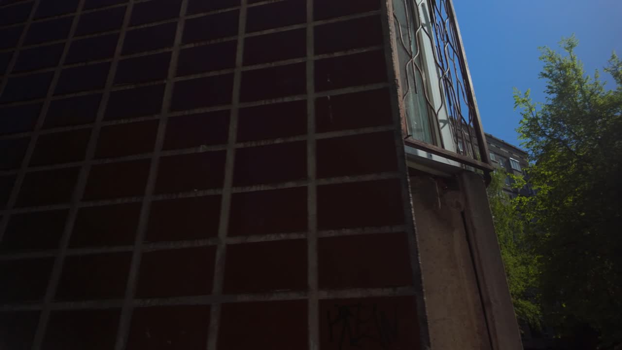 러시아 브루탈리즘 건축의 주거 아파트 건물의 복도 주변을 드러니다.