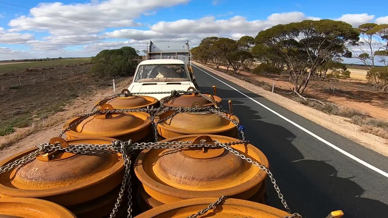 트럭 위에서 찍은 사진, 초목이 낮은 풍경, 수평선에 구름이 있는 푸른 하늘