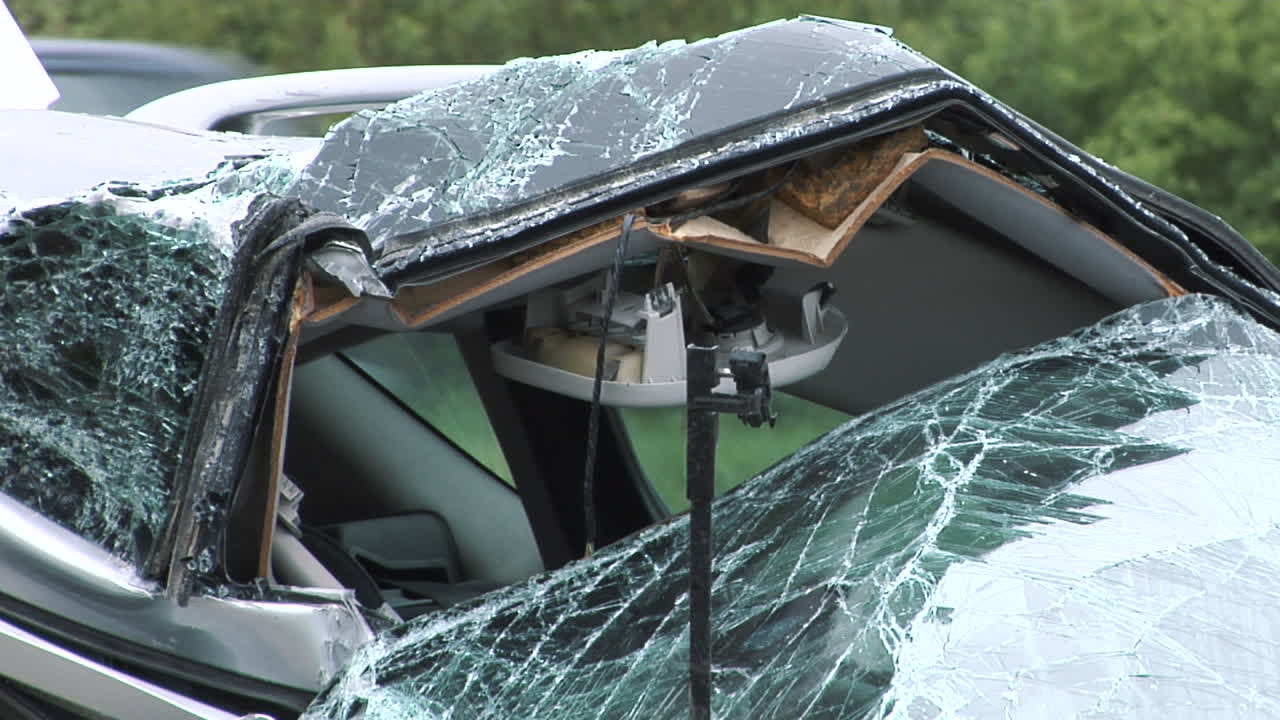 자동차 충돌 후 파손된 차량