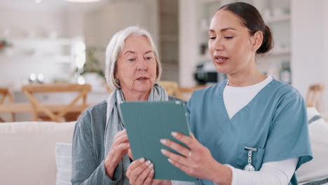 Mujer-Mayor,-Enfermera-A-Domicilio-Y-Tableta-Para-Atención-Médica