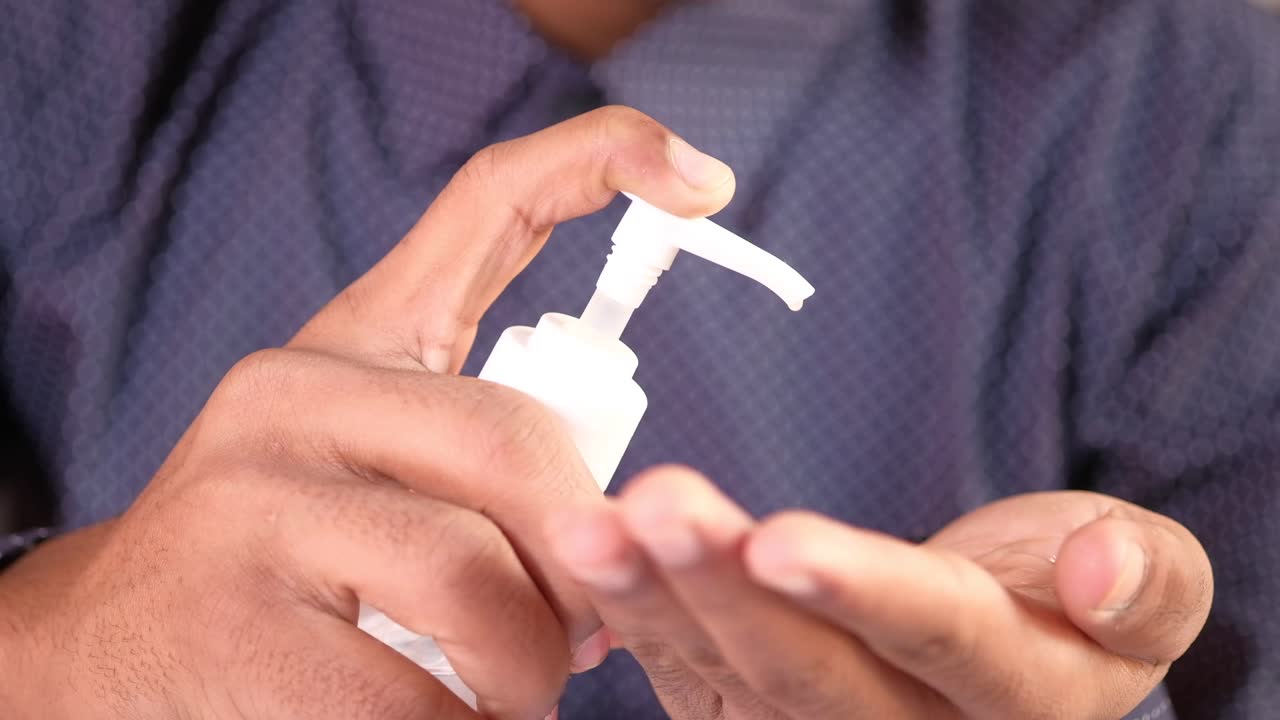 손 소독제를 적용하는 것