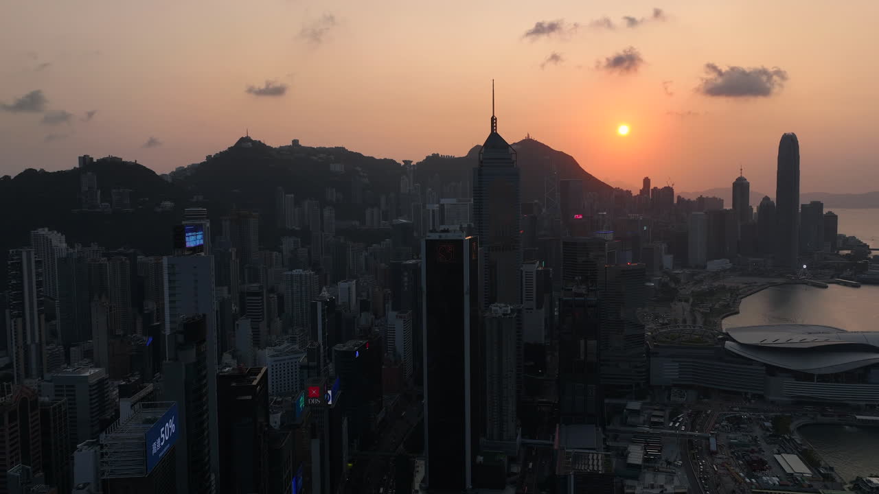 hiperlapso de drones del horizonte de la ciudad de hong kong al atardecer