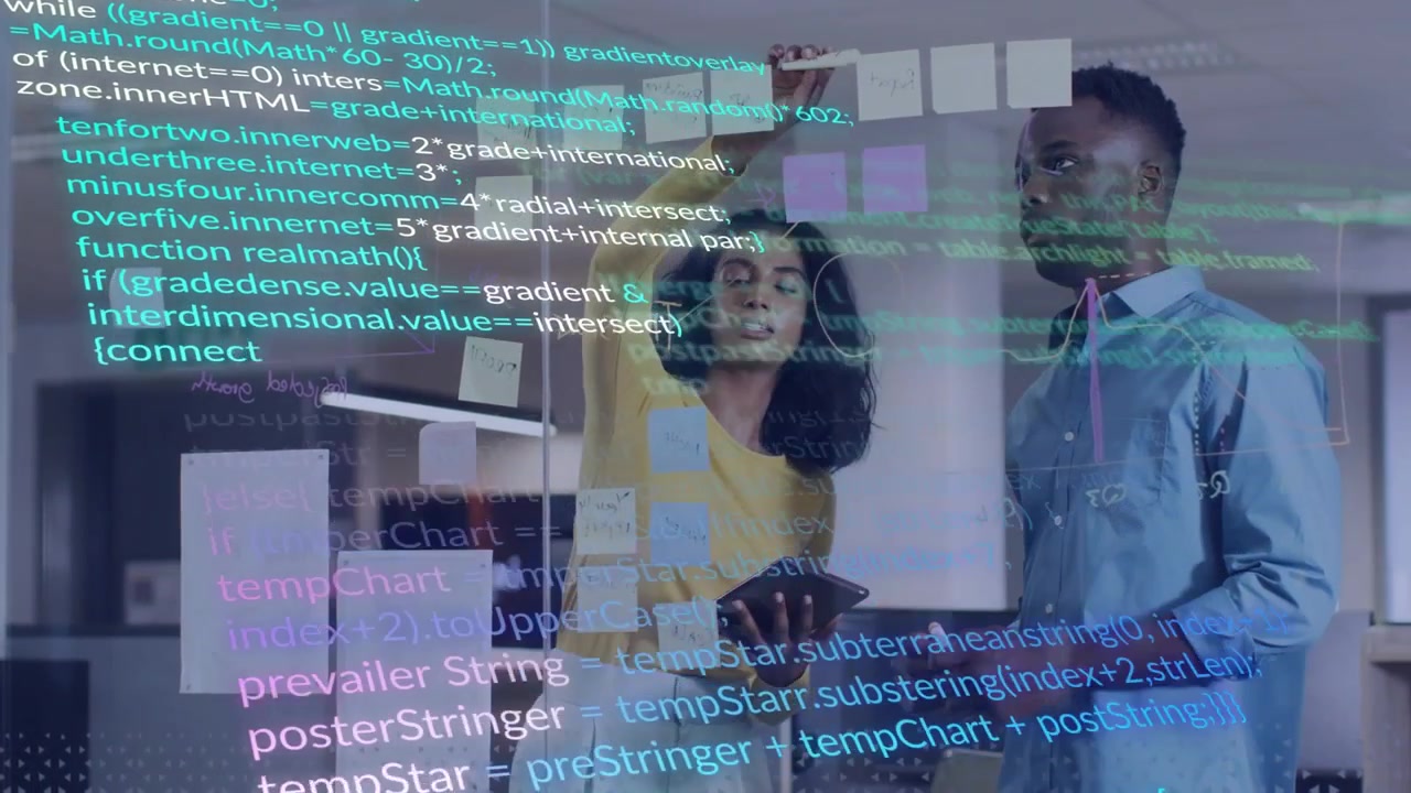 Un responsable utilisant une tablette, organisant des notes transparentes, un développeur pointant, avec une superposition de code défilant pour la planification technologique.