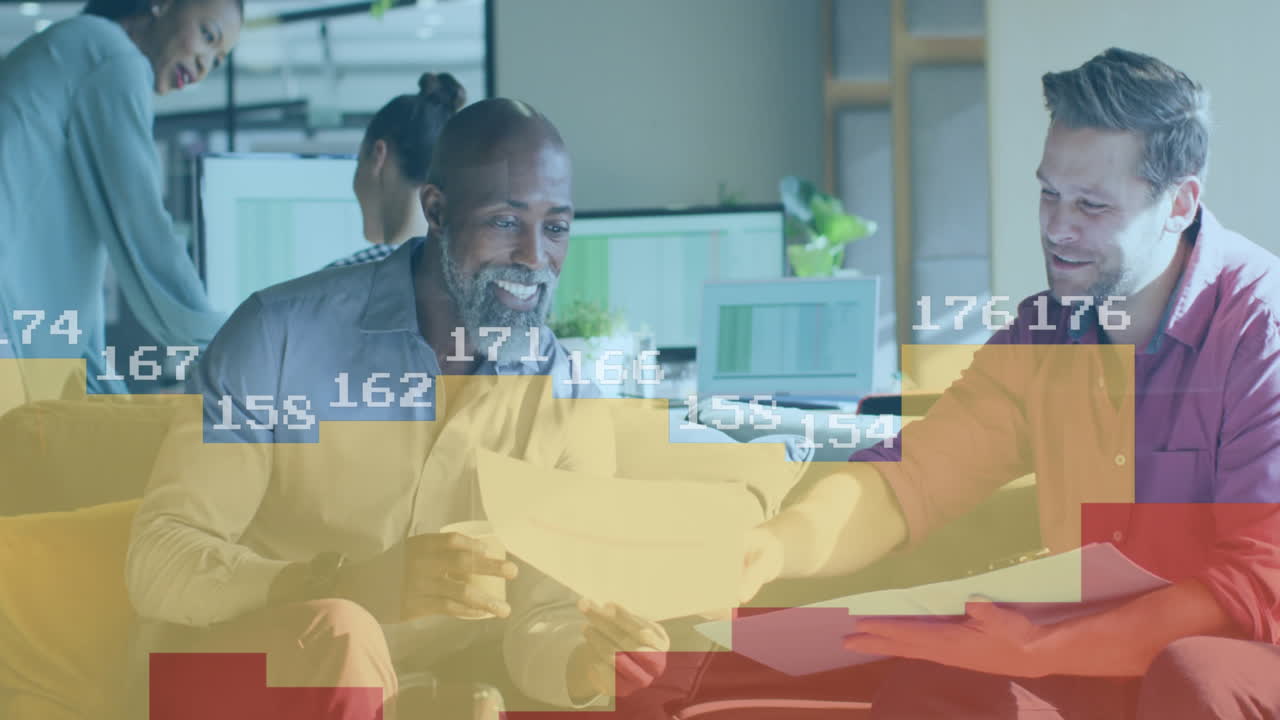 animación de procesamiento de datos estadísticos contra dos hombres diferentes discutiendo sobre el documento en la oficina