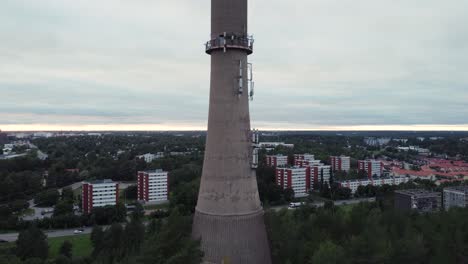 Antigua-Torre-Celular-En-Un-área-Suburbana-3