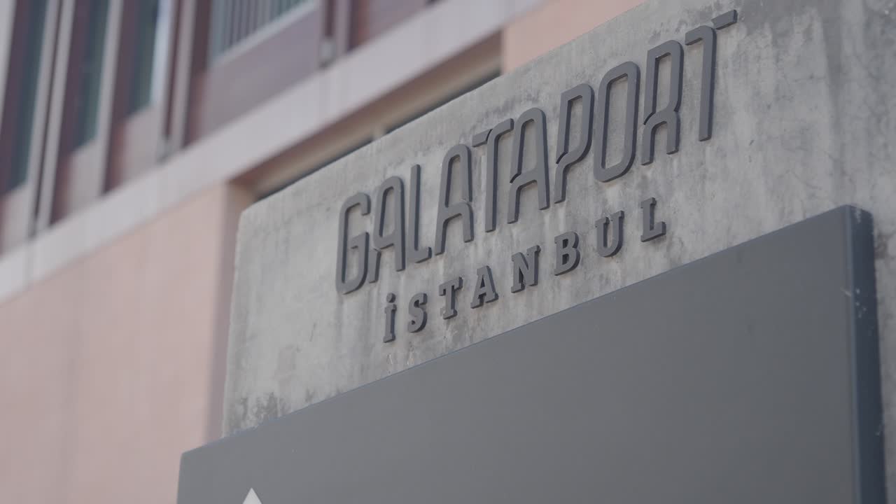 el letrero de galataport en la ciudad de estambul, turquía
