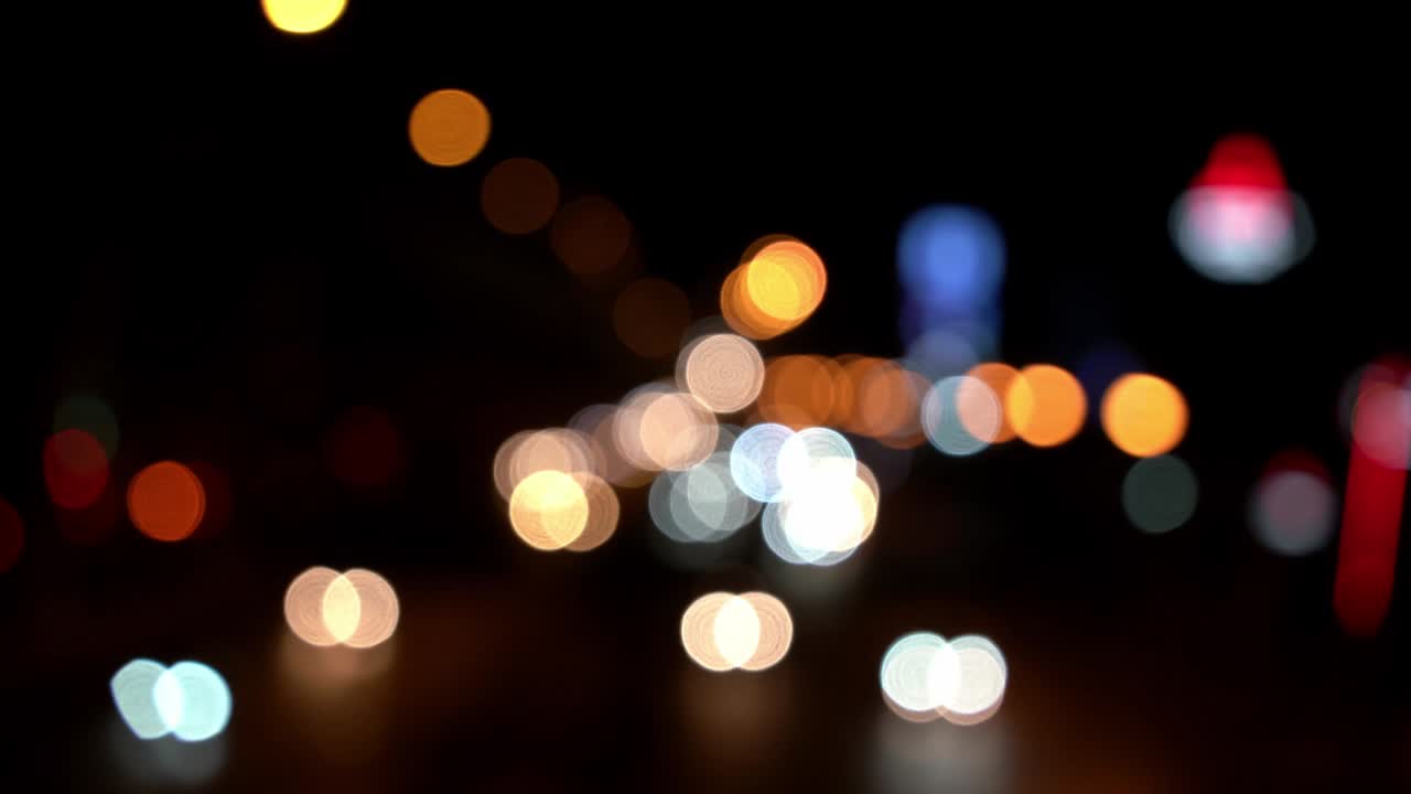 círculo borroso bokeh tráfico en la carretera por la noche