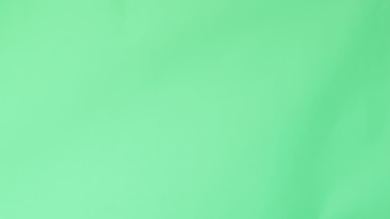 mujer mostrando el corazón con las manos