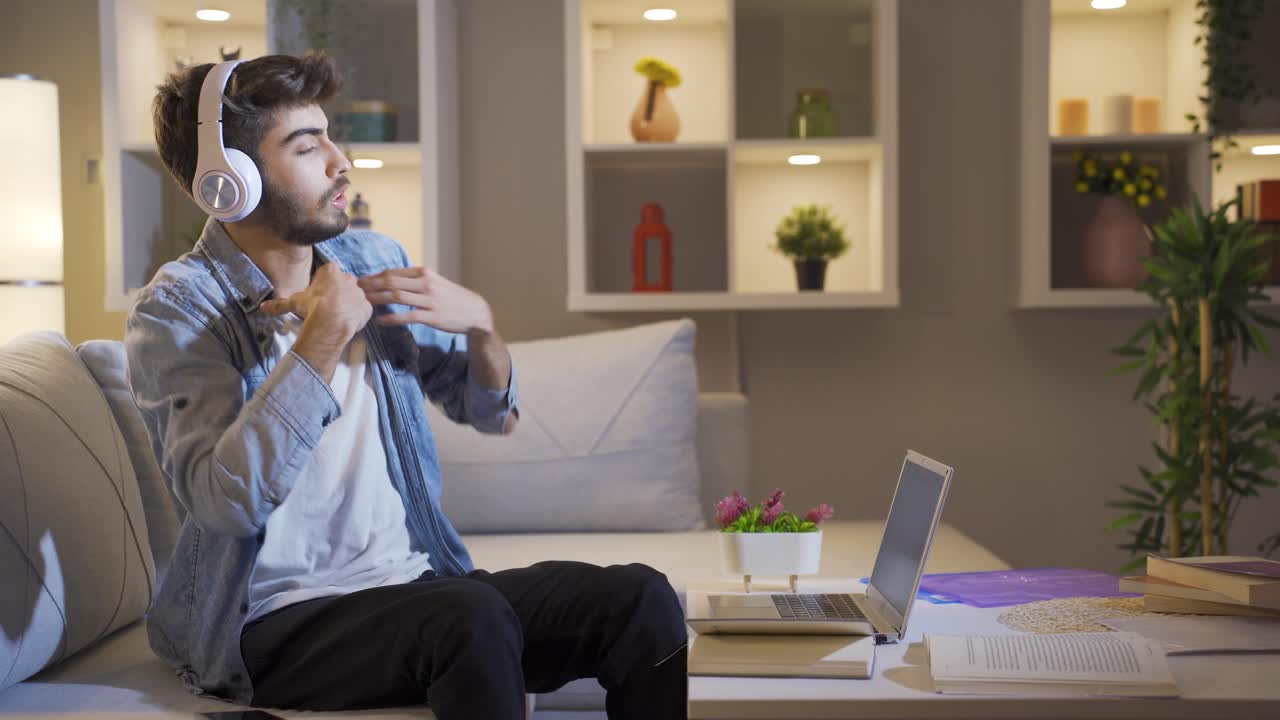 escuchar música en casa por la noche es cómodo y tranquilo.