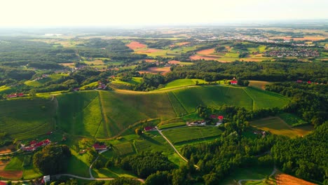 Atemberaubende-4K-Drohnenaufnahmen-Von-Železne-Dver,-Beleuchtet-Durch-Sonnenlicht