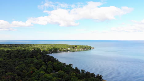 Vistas-Aéreas-Del-Lago-Huron-Y-La-Roca-De-Nabo