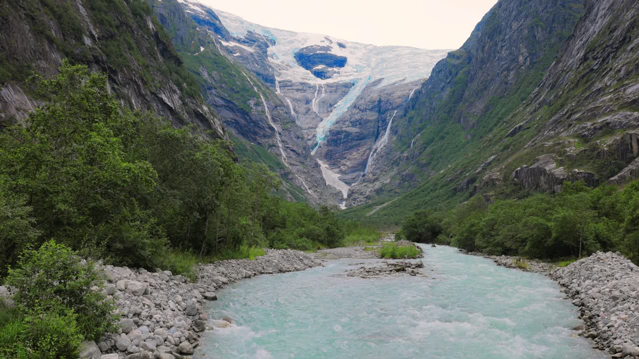 el glaciar kjenndalsbreen es una naturaleza hermosa, un paisaje natural de noruega.