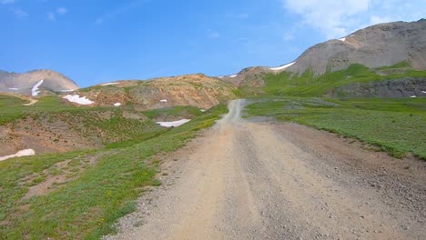 Pov-Cerca-Del-Paso-Del-Oso-Negro,-Conduciendo-Por-Un-Sendero-De-Grava-Cortado-A-Través-De-Colinas-Y-Valles-Rocosos-En-Las-Montañas-De-San-Juan-Cerca-De-Telluride-Colorado