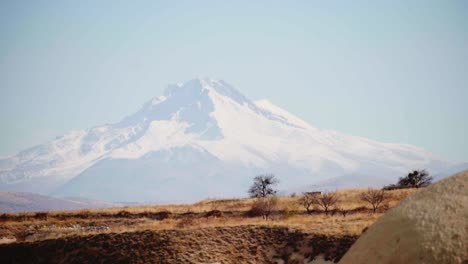 Una-Vista-De-Las-Montañas-Nevadas-Con-Cielo-Brumoso-Cerca-De-La-Región-De-Capadocia,-Turquía-Central