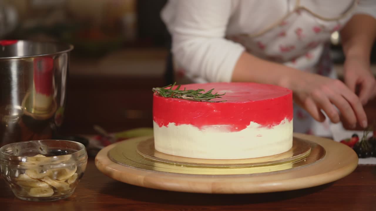 mujer decorando un pastel de terciopelo rojo