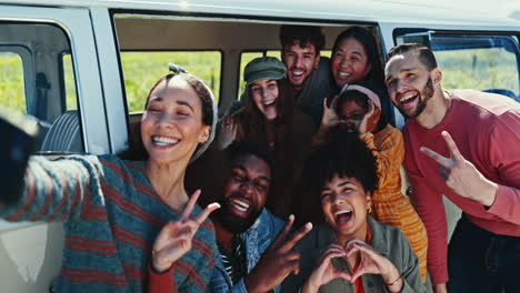 personas, amigos y viajes por carretera selfie para al aire libre