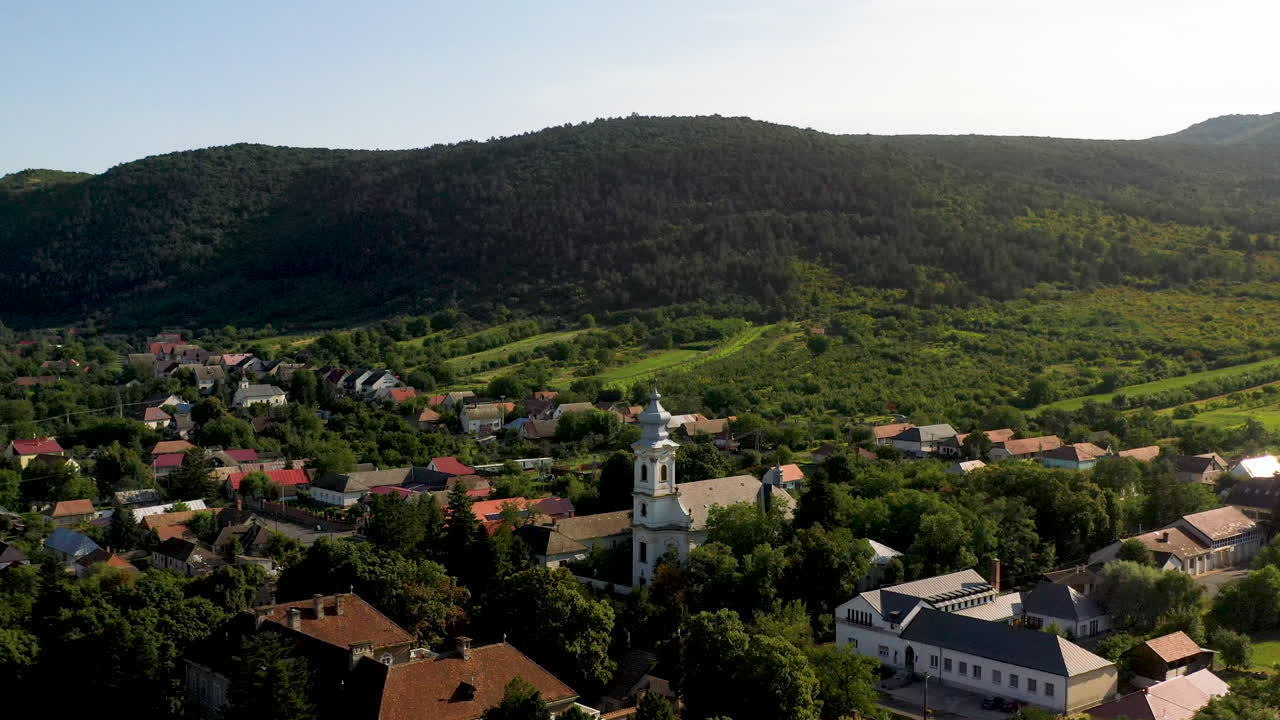 Rotierende, filmische Drohnenaufnahme einer Stadt nahe der Burg Boldogkő in Ungarn.