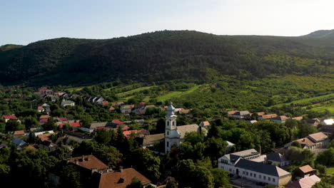 Dron-Cinemático-Giratorio-Disparó-A-La-Ciudad-Cerca-Del-Castillo-De-Boldogkő-En-Hungría