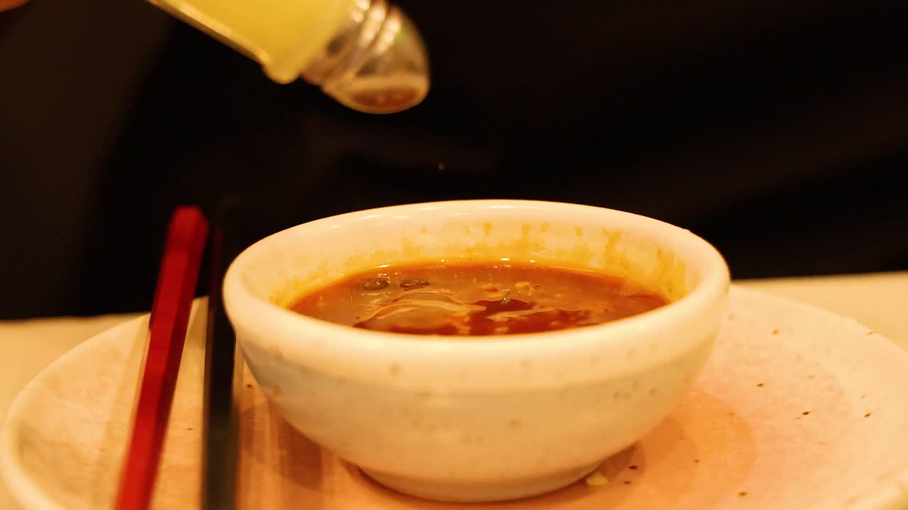 소스를 수프 그에 부어 넣는 것