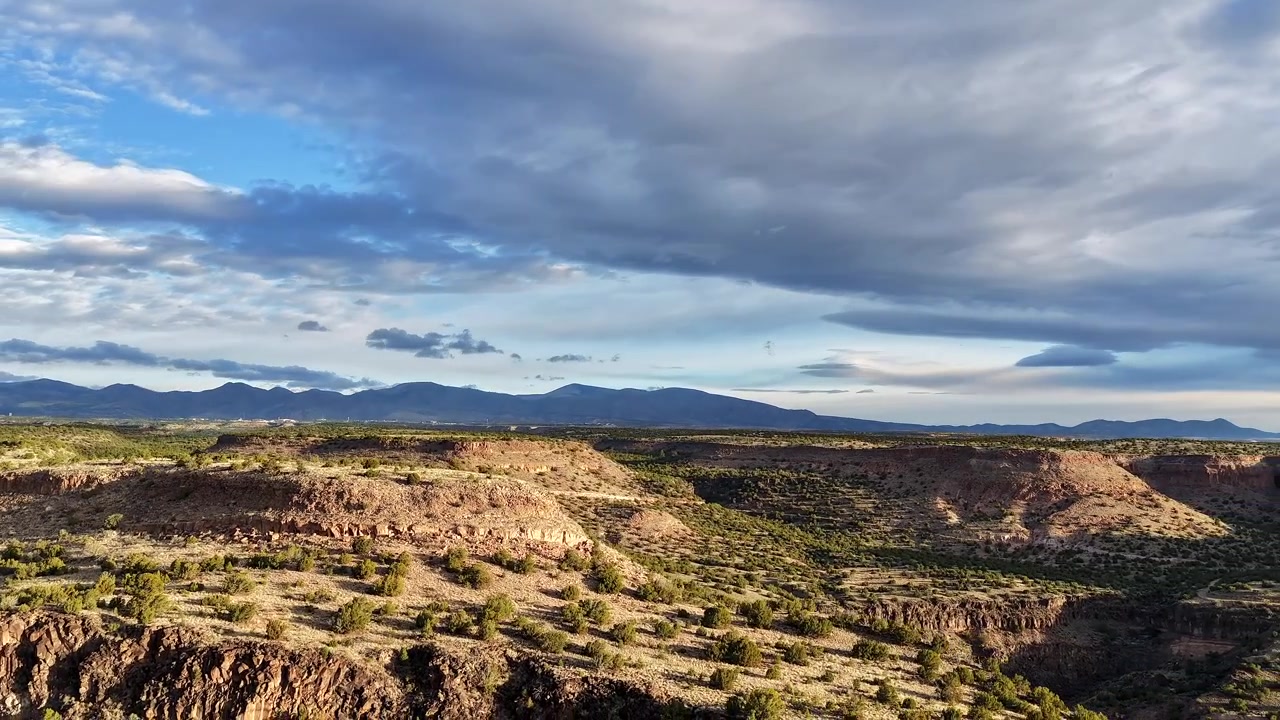 Un timelapse in 4K realizzato con drone cattura la splendida luce mattutina sulle mesas dell'alto deserto. Dinamiche atmosferiche cinematografiche rivelano nuvole suggestive che si spostano su un aspro paesaggio del sud-ovest.