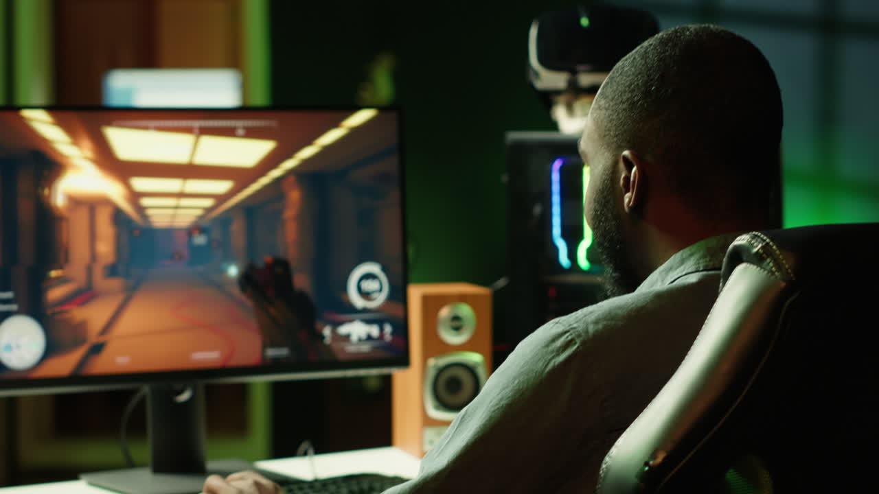 네온 조명 아파트 에 있는 남자 가 몰입적 인 비디오 게임 을 하고 있다