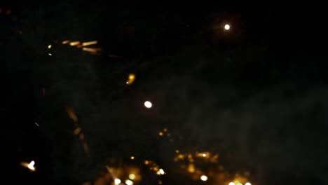 el fuego se enciende en la oscuridad