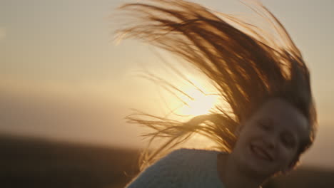 Das-Mädchen-Winkt-Mit-Dem-Kopf-Und-Spielt-Mit-Ihren-Langen-Haaren-In-Der-Sonne