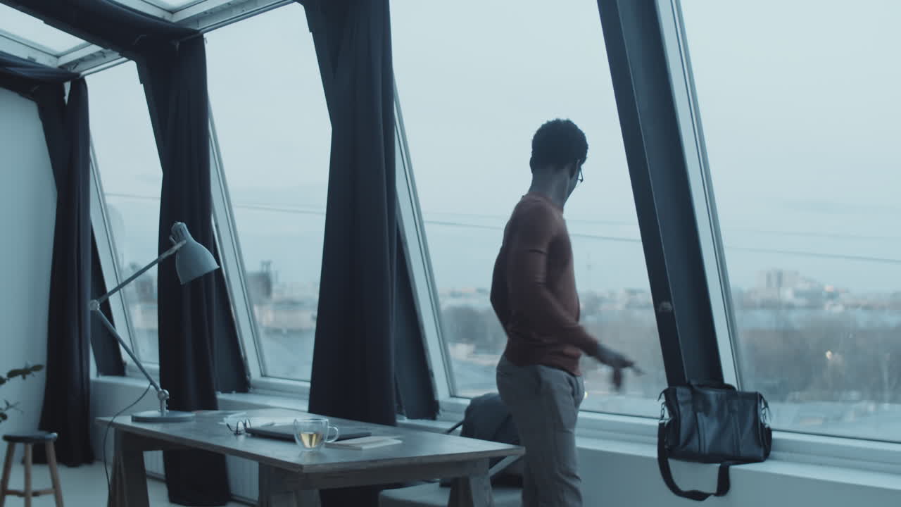 hombre de negocios africano terminando el trabajo y dejando la oficina