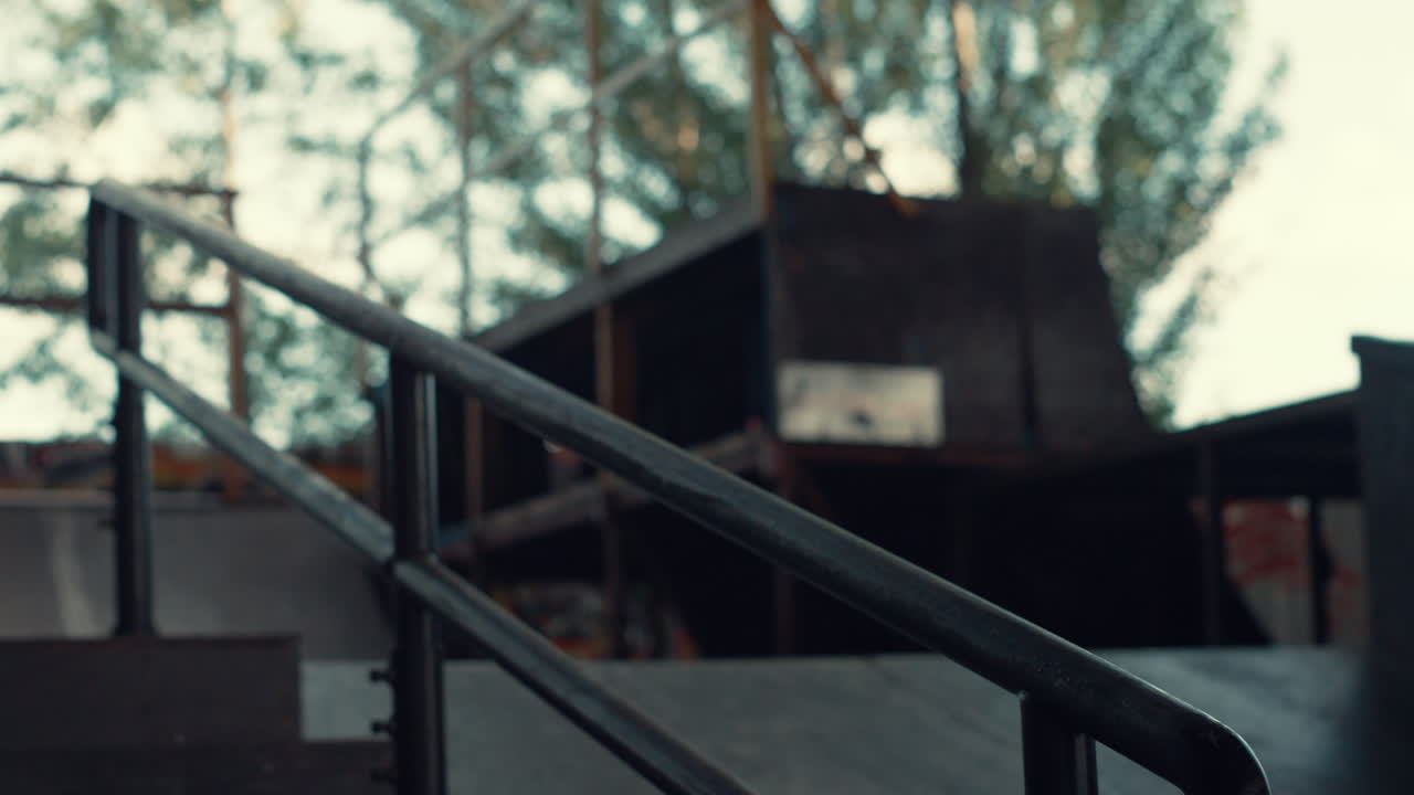 patinador adolescente activo saltando en el carril con una tabla de patinaje en el parque de patinaje urbano.