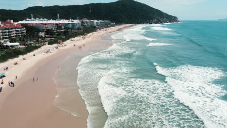 Una-Cautivadora-Vista-Aérea-Capturada-Por-Un-Dron,-Que-Muestra-La-Impresionante-Belleza-De-Praia-Brava,-Florianópolis,-Con-Su-Prístina-Costa-Y-Aguas-Azules