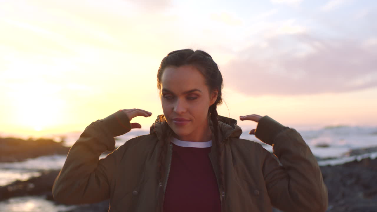 retrato, vacaciones y mujer quitándose la capucha