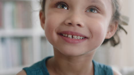 retrato de una niña feliz sonriendo con la curiosidad natural de la infancia buscando un niño alegre con una expresión juguetona inocente imágenes de 4k