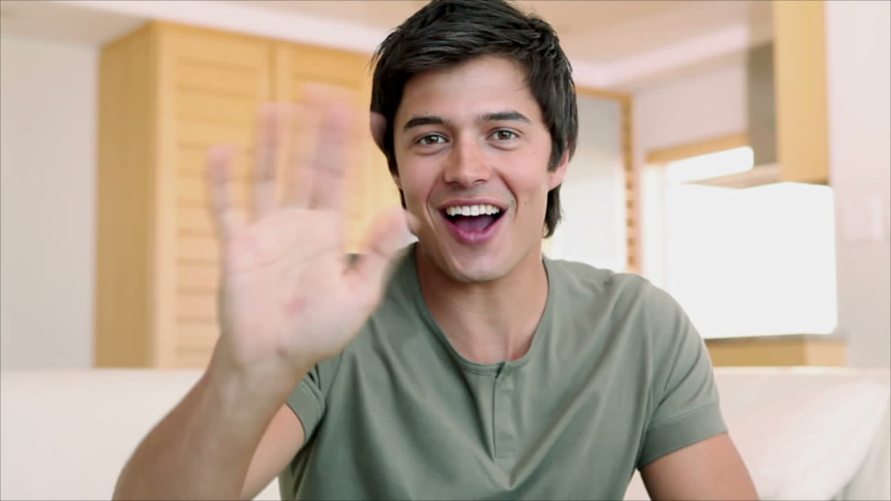 hombre en un chat de video