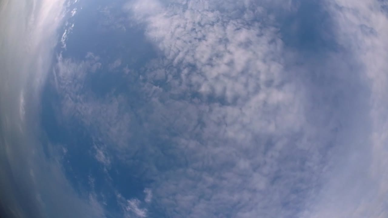 cielo azul y capa de nubes moviéndose en una hermosa tarde soleada