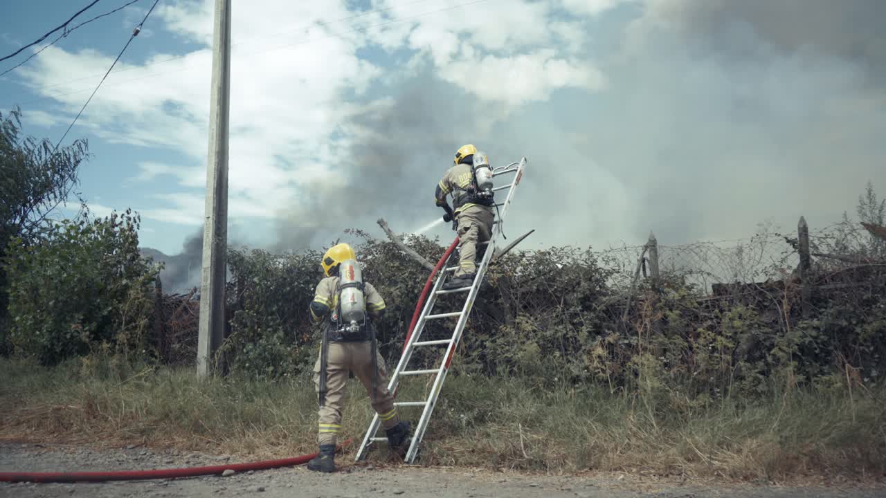 bomberos en acción en una finca en llamas en chile
