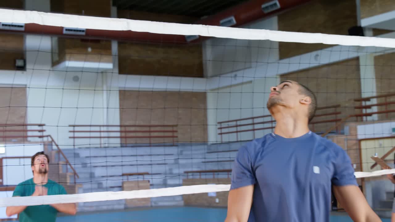 4k 코트에서 배구 선수들이 배구 게임을 하고 있습니다.