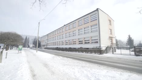 Edificio-De-Una-Escuela-Secundaria-Pública-En-Un-Paisaje-Invernal