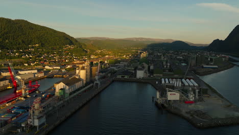 fábrica de aluminio y puerto de mosjøen propiedad de alcoa, vefsn, noruega
