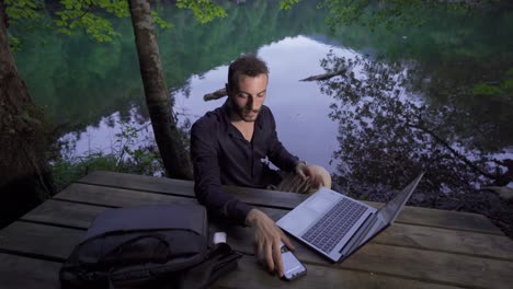 Hombre-De-Negocios-Hablando-Por-Teléfono-En-La-Naturaleza.