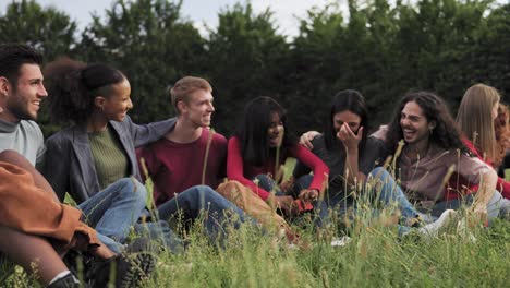 grupo feliz multiétnico de personas divirtiéndose al aire libre en park city