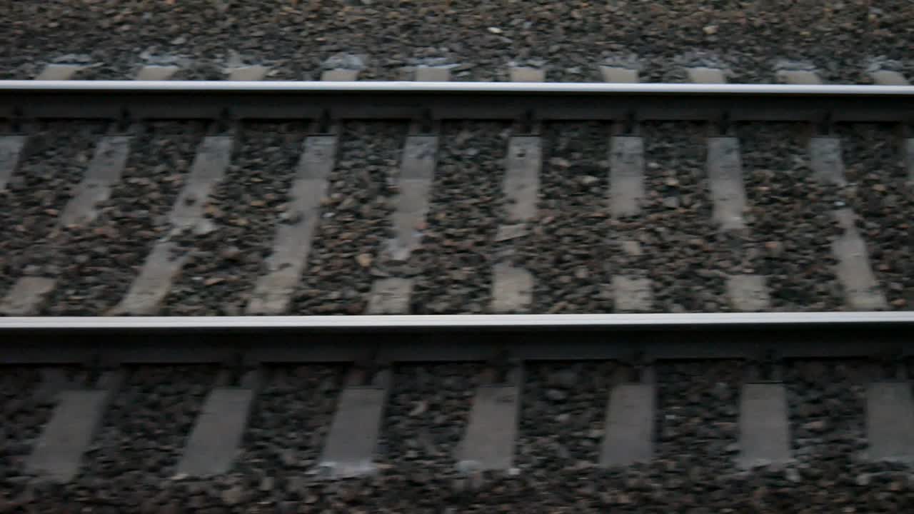 카메라는 철도를 따라 움직이고, 밤에는 레일을 따라 움직입니다.