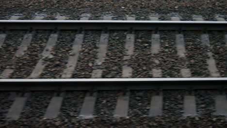 la cámara se mueve a lo largo del ferrocarril, los rieles por la noche.
