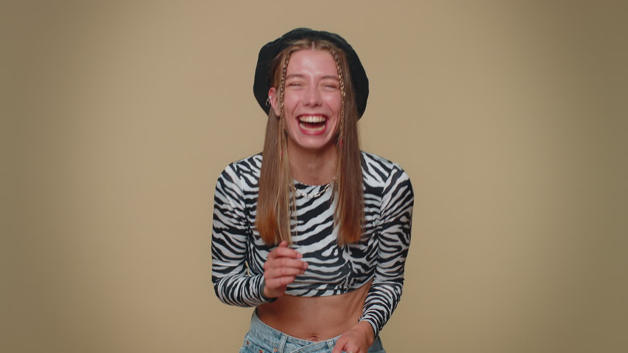 우스스러운 농담, 재미있는 농담을 듣고 큰 소리로 웃는 사랑스러운 젊은 여성, 무관심한 느낌