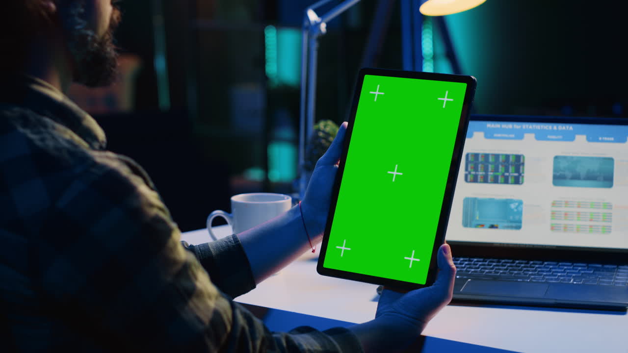 удаленный работник проверяет бизнес-цифры на макете планшета