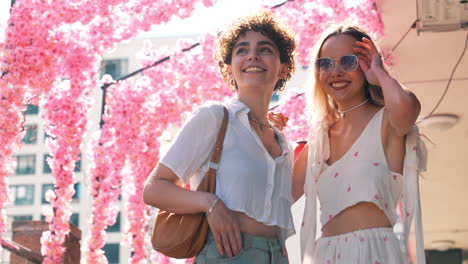 dos amigas disfrutando de un día fuera.